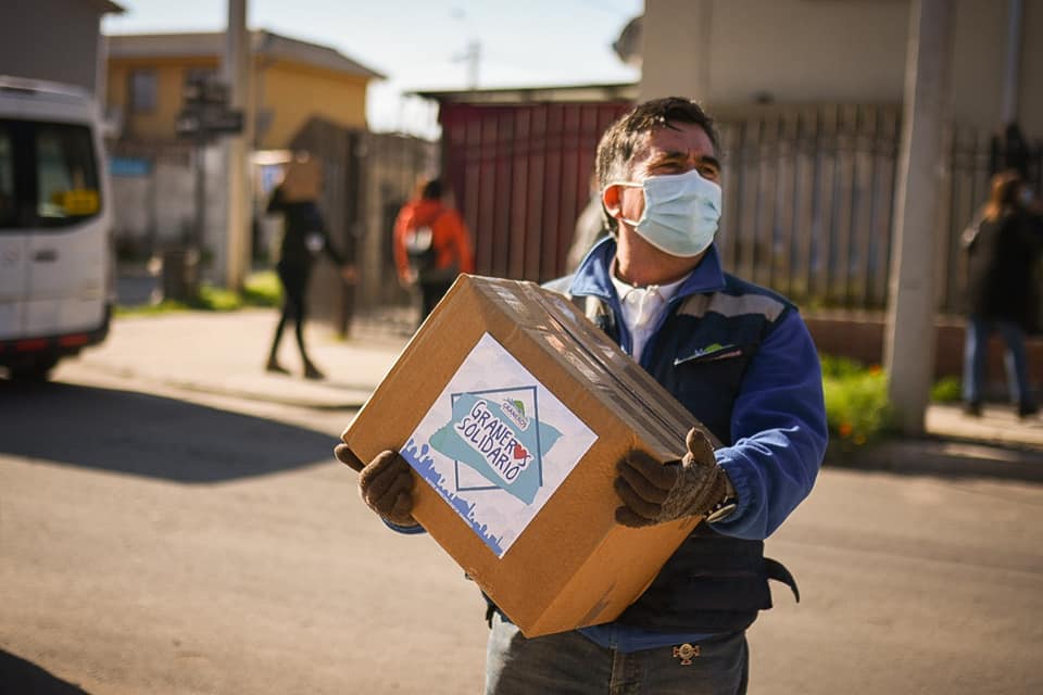 UNA CAJA DE MERCADERÍA POR HOGAR Y PAN GRATUITO A DOMICILIO