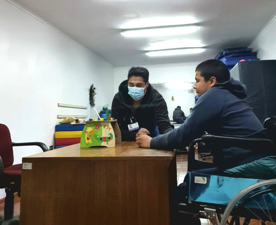 MOSTAZAL JOVEN AUTISTA DE LA COMUNA RECIBE AYUDA 