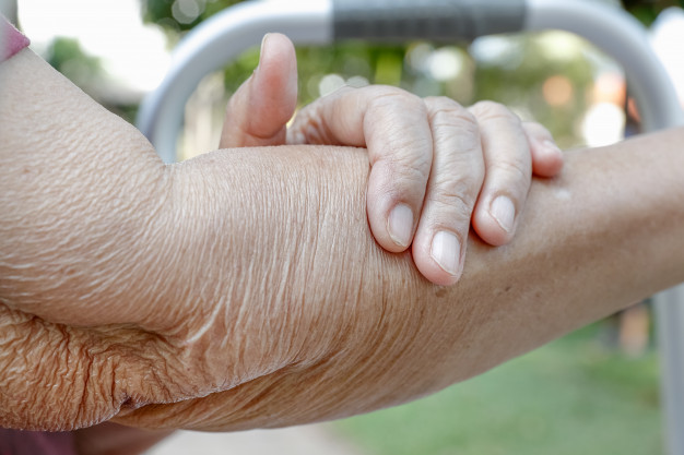 POR QUÉ LOS ADULTOS MAYORES SON MÁS PROPENSOS A SUFRIR CÁNCER DE PIEL