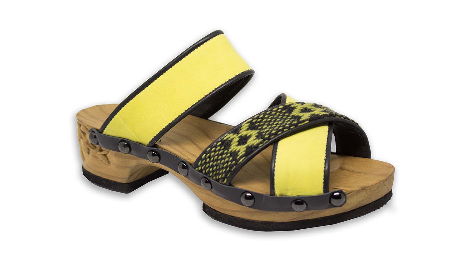 Chilena crea zapatos ecológicos con base de madera que une culturas mundiales 2b