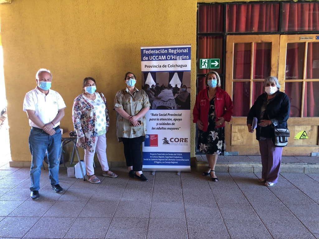 Adultos mayores de Pumanque reciben beneficios del área de la salud en ruta social