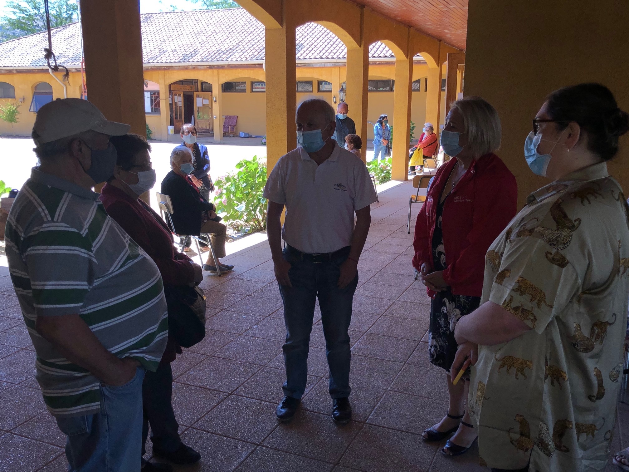 Adultos mayores de Pumanque reciben beneficios del área de la salud en ruta social 3
