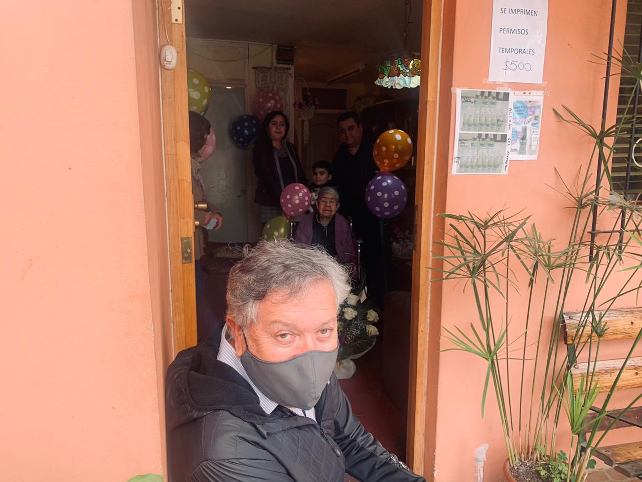ALCALDE DE RANCAGUA ENTREGA RECONOCIMIENTO A VECINA QUE CUMPLE 101 AÑOS