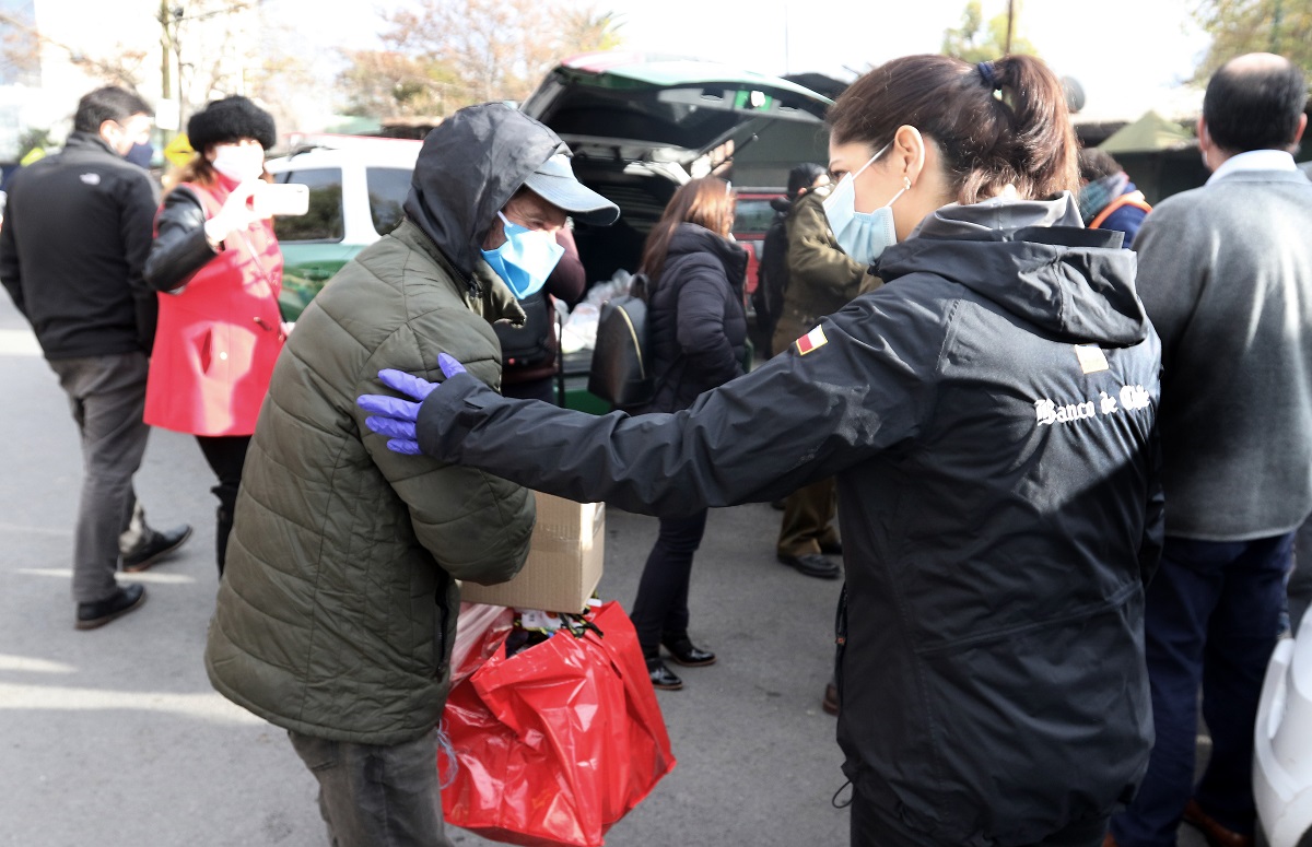Banco de Chile adhiere a campaña de invierno del Gobierno y entrega 3.500 kits de emergencia para personas en situación de calle