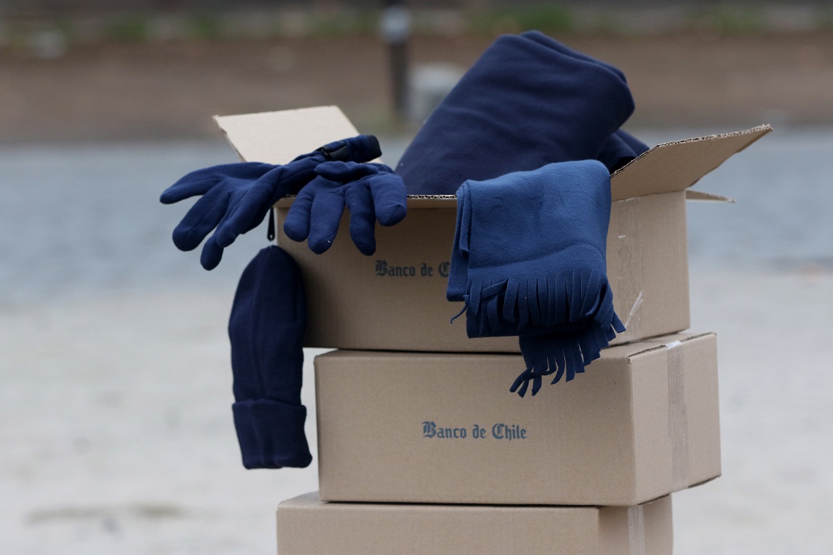 Banco de Chile adhiere a campaña de invierno del Gobierno y entrega 3.500 kits de emergencia para personas en situación de calle 2