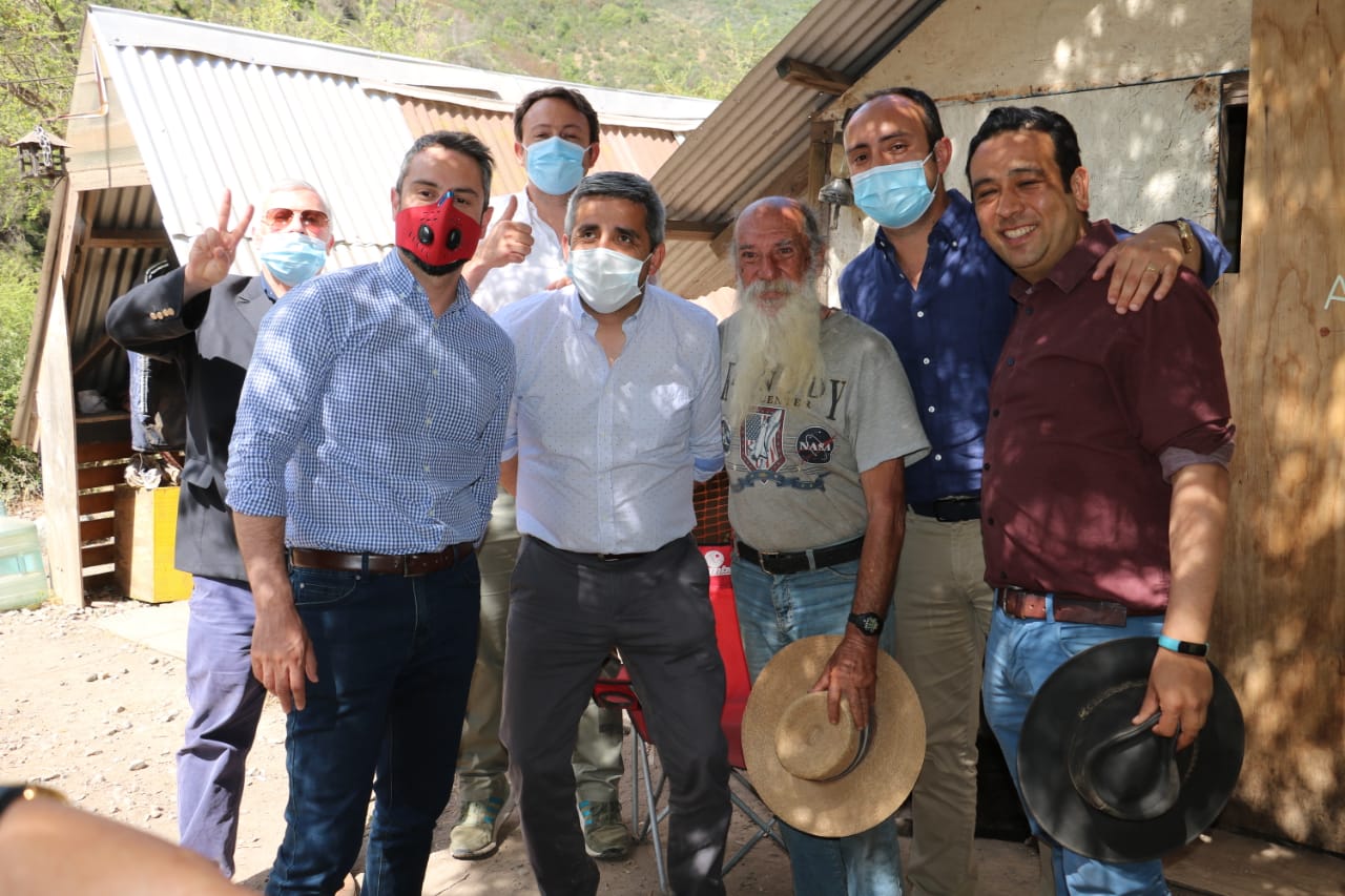 Gobernador de Colchagua y Seremi de Bienes Nacionales entregan su título de dominio a El Ñaño