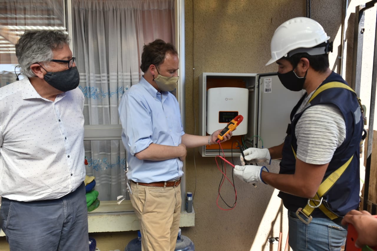 MINISTRO WARD VISITA PRIMER PROYECTO DE MEJORAMIENTO DE VIVIENDAS CON PANELES FOTOVOLTAICOS EN LA REGIÓN