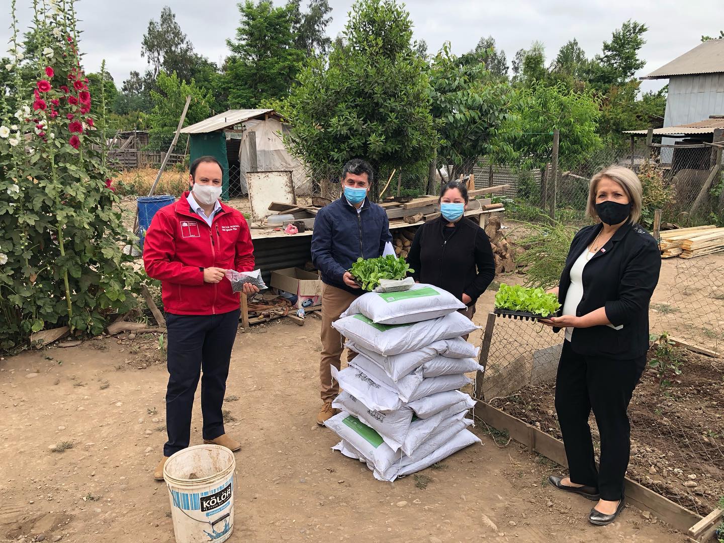 FAMILIAS DEL PROGRAMA AUTOCONSUMO DE CHIMBARONGO RECIBEN MATERIALES PARA CONSTRUIR HORNOS DE BARRO INVERNADEROS Y GALLINEROS 1