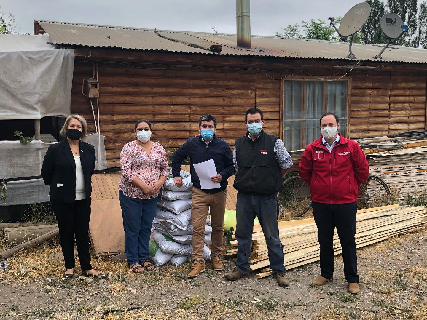 FAMILIAS DEL PROGRAMA AUTOCONSUMO DE CHIMBARONGO RECIBEN MATERIALES PARA CONSTRUIR HORNOS DE BARRO INVERNADEROS Y GALLINEROS 3Ç