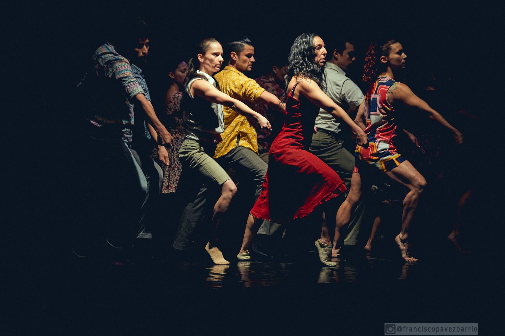 CINES TEATROS Y LUGARES ANÁLOGOS DE COMUNAS EN FASE 4 PODRÁN FUNCIONAR CON 50 DE SU Obra De la Tierra al Viento de Claude Brumachon Cia Danza Espiral crédito Francisco Pavez.Facultad de Artes UAHC baja