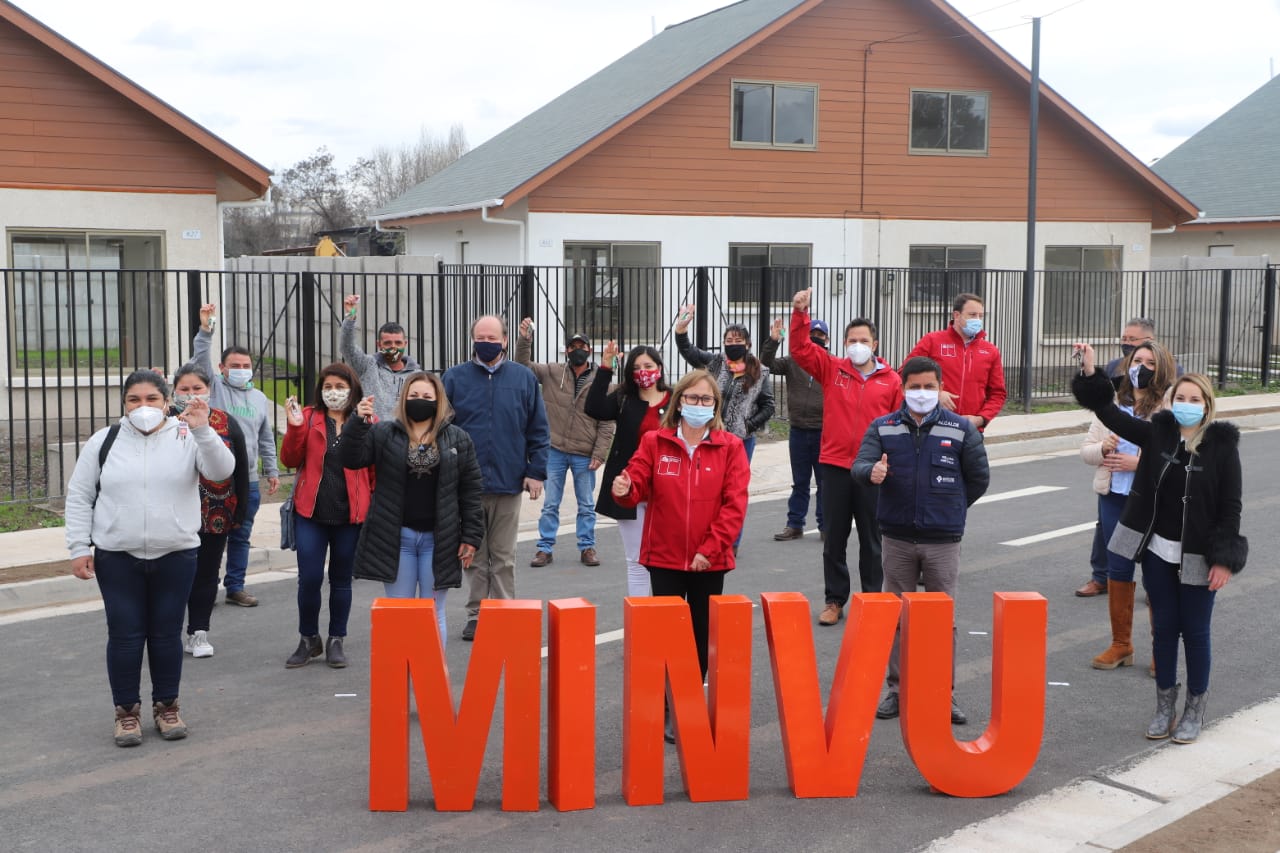 Intendenta Cofré y Seremi de Vivienda lideraron entrega de su nuevo hogar a familias de Santa Cruz