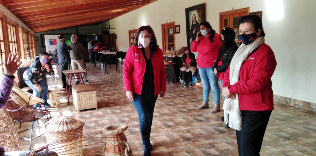 Seremis de Cultura y de la Mujer reconocen a artesanas de Chimbarongo 3