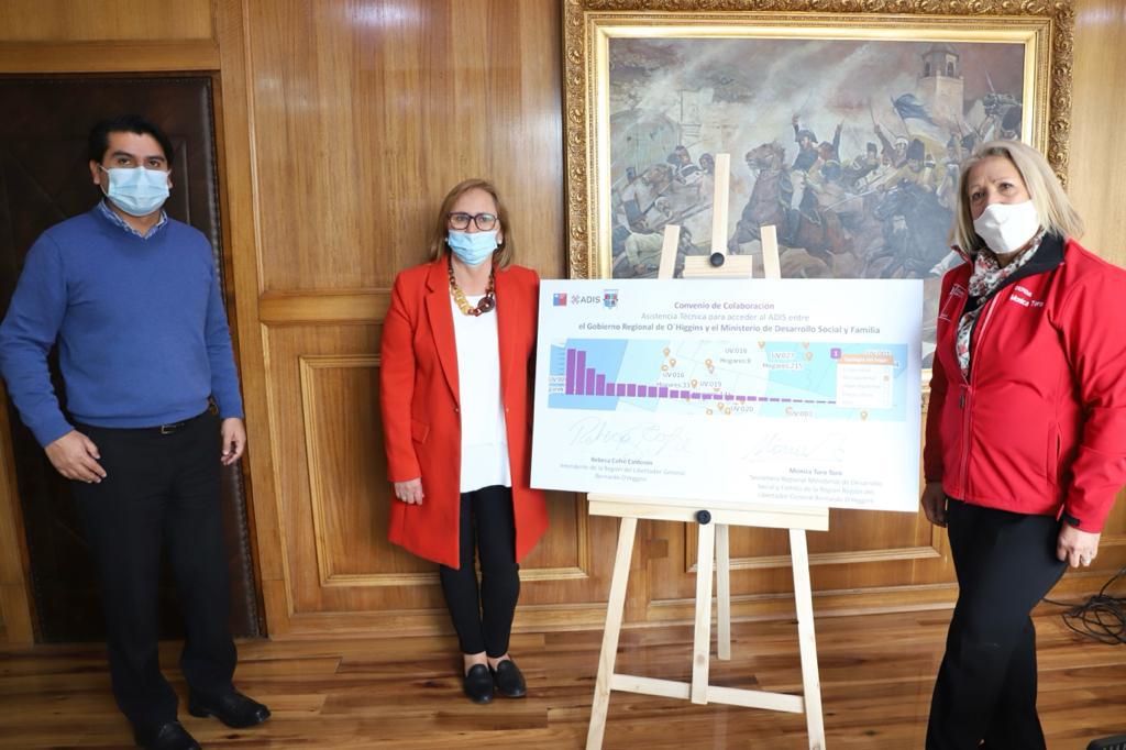 Intendenta Cofré y Seremi Mónica Toro firman convenio para ejecutar Analista Digital de Información Social