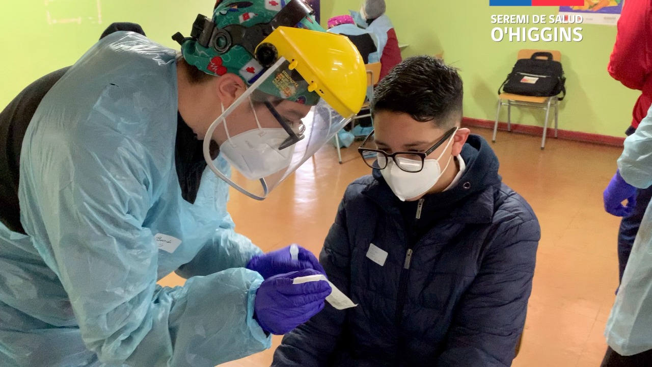 COMIENZAN OPERATIVOS DE BÚSQUEDA ACTIVA DE CASOS BAC EN COLEGIOS DE LA REGIÓN MEDIANTE NUEVO TEST DE ANTÍGENO NO INVASIVO PARA ESTUDIANTES 3