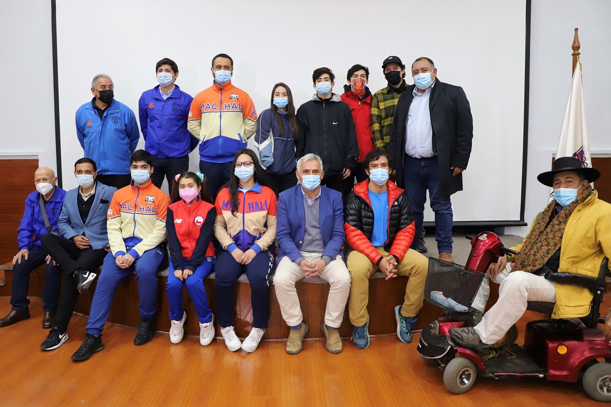 GOBERNADOR REGIONAL ENTREGA RECURSOS 6 A DEPORTISTAS Y ADULTOS MAYORES DE LA REGIÓN 1