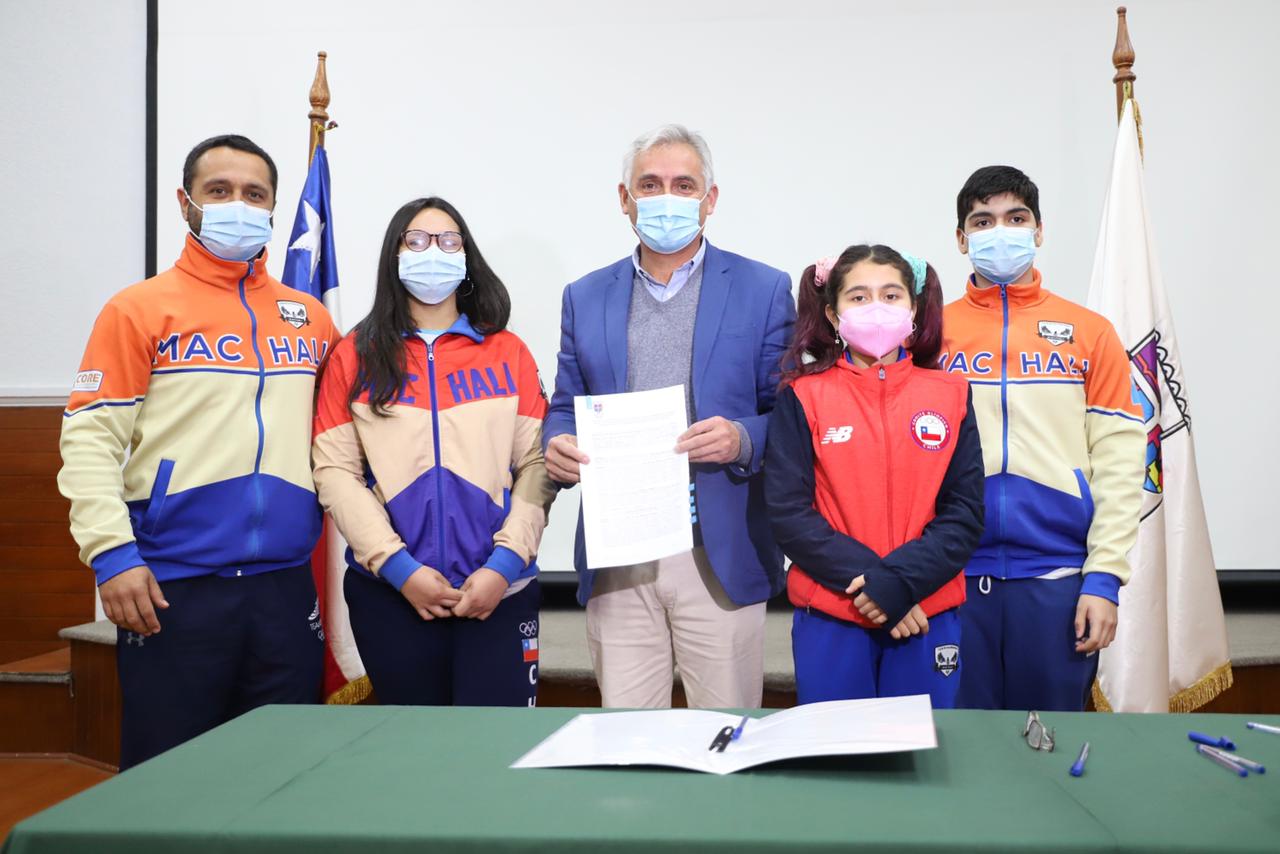 GOBERNADOR REGIONAL ENTREGA RECURSOS 6 A DEPORTISTAS Y ADULTOS MAYORES DE LA REGIÓN 2