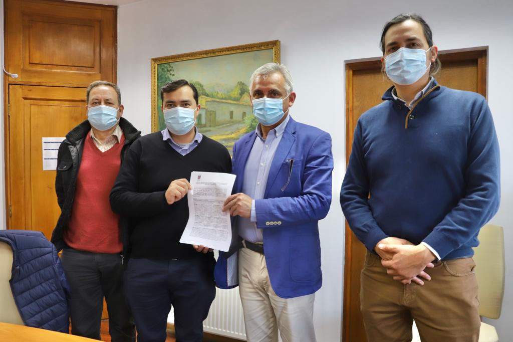 GOBERNADOR REGIONAL ENTREGA RECURSOS 6 A DEPORTISTAS Y ADULTOS MAYORES DE LA REGIÓN 4