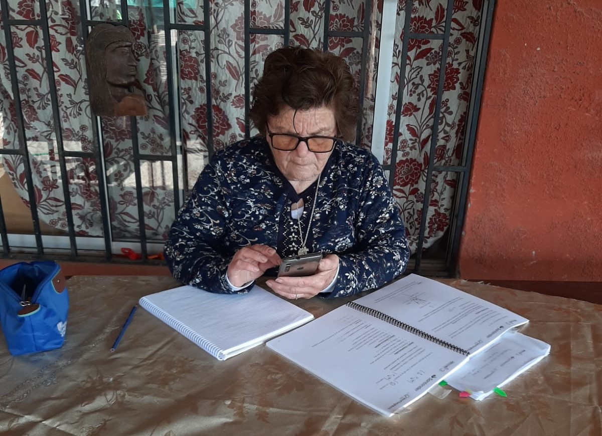 MUJERES ADULTAS Y ESTUDIOS ESCOLARES A LOS 80 AÑOS ZORAIDA CORNEJO CUMPLIÓ UN SUEÑO Y SACÓ SU CUARTO MEDIO 2 ZORAIDA CORNEJO