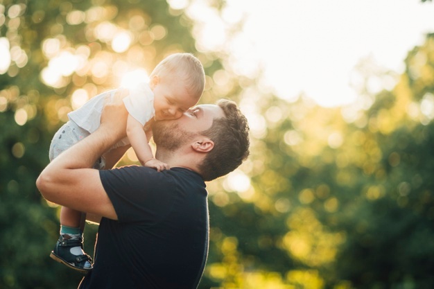 APEGO AFECTIVO 10 CONSEJOS PARA LOGRAR UN VÍNCULO SEGURO Y DURADERO father kissing his baby park 23 2148222915