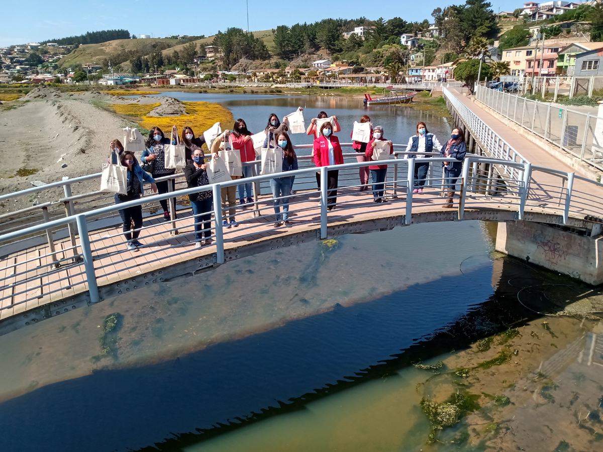 PRODEMU HIZO POSITIVO BALANCE ACOMPAÑANDO A 63.726 MUJERES EN PANDEMIA MUEJERES DE LA PESCA ARTESANAL DE CAHUIL RECIBIERON KIT DE CONECTIVIDAD DIGITAL