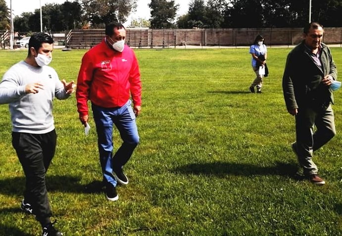 Seremi del Deporte Diego Ramírez visita junto al alcalde de Peumo Fermín Carreño el estadio municipal de la comunajpg