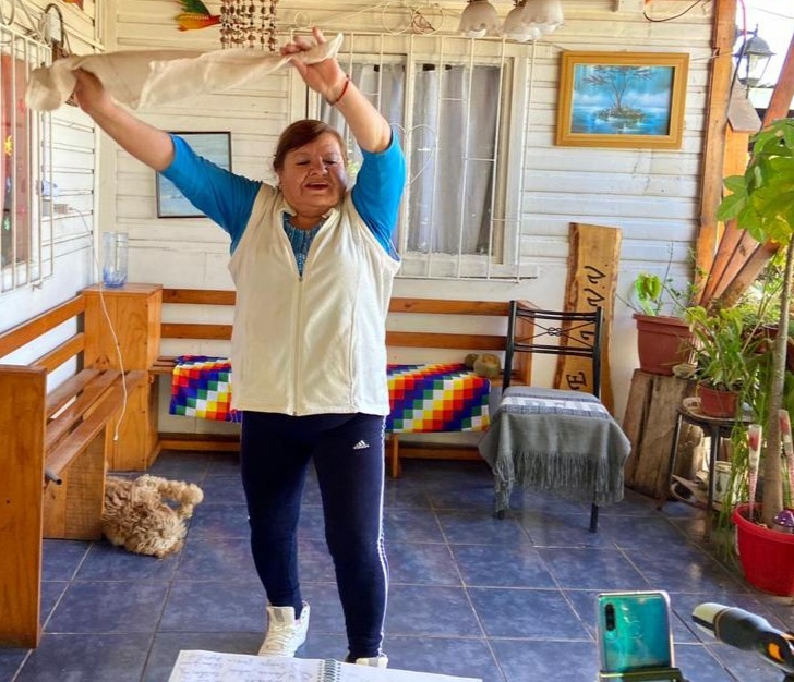 PROFESORA DE LA TERCERA EDAD LA ROMPE EN LOS TALLERES DEPORTIVOS ONLINE