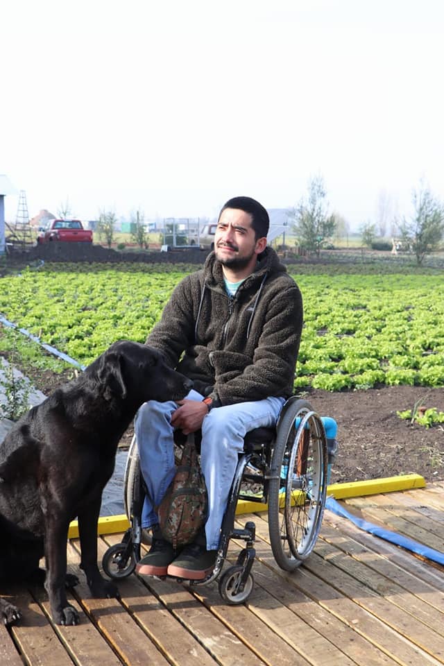 JOVEN AGRICULTOR DE QUINTA DE TILCOCO ES EL CHILENO QUE RECIBIRÁ PREMIO DEL ICCA A LÍDERES DE LA RURALIDAD Alfredo con su perro