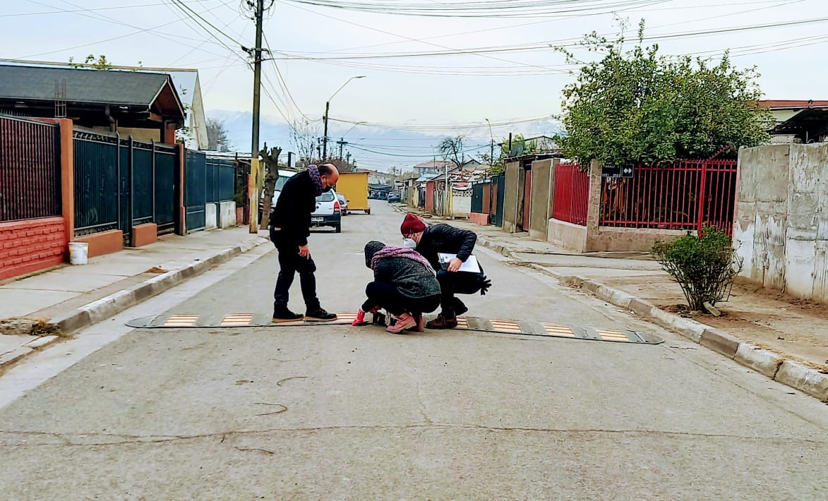 VECINOS DEL BARRIO DINTRANS LAS ROSAS Y LA RIBERA DE RANCAGUA CUENTAN CON MÁS SEGURIDAD VIAL EN SUS CALLES GRACIAS AL MINVU