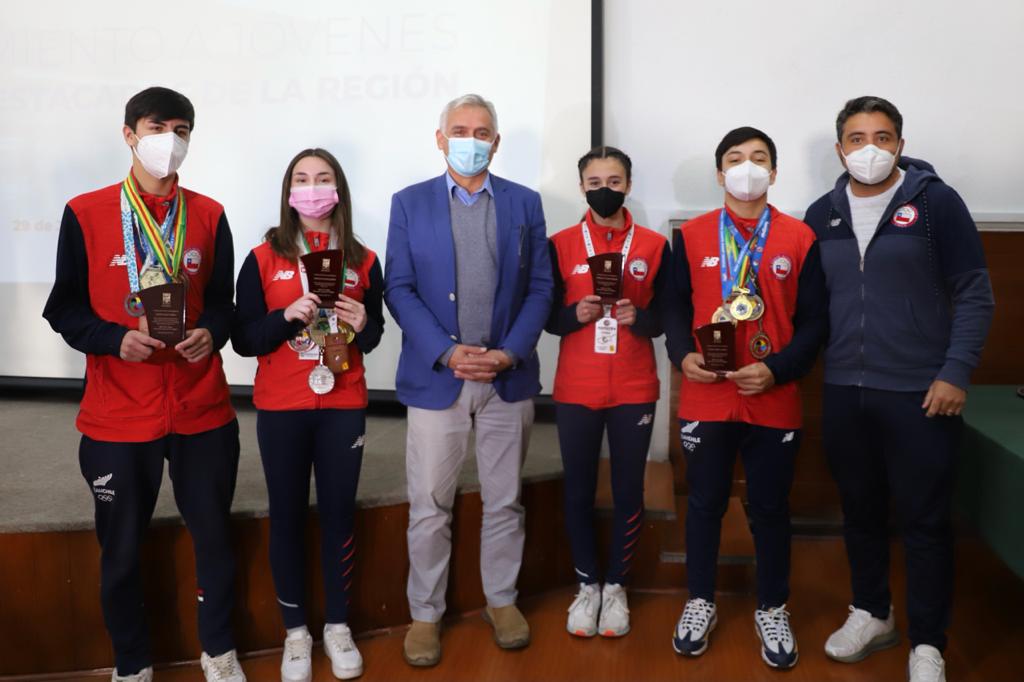 GOBERNADOR REGIONAL RECONOCE A JÓVENES DEPORTISTAS QUE OBTUVIERON TRIUNFOS NACIONALES E INTERNACIONALES
