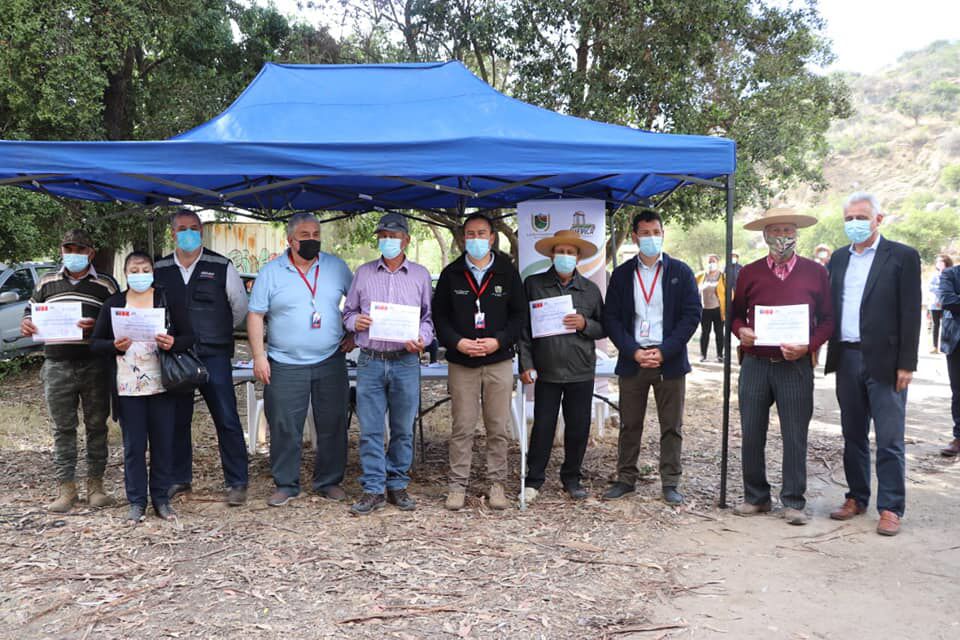 GOBERNADOR REGIONAL Y DIRECTOR DE INDAP ENTREGAN FORRAJE A AGRICULTORES AFECTADOS POR SEQUÍA 1
