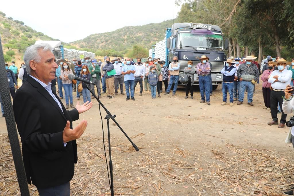 GOBERNADOR REGIONAL Y DIRECTOR DE INDAP ENTREGAN FORRAJE A AGRICULTORES AFECTADOS POR SEQUÍA 2