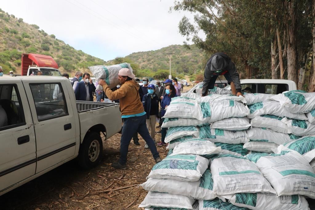 GOBERNADOR REGIONAL Y DIRECTOR DE INDAP ENTREGAN FORRAJE A AGRICULTORES AFECTADOS POR SEQUÍA 3