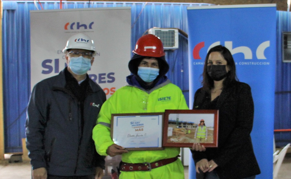 CCHC RANCAGUA DESTACA LA PARTICIPACIÓN FEMENINA EN EL RUBRO Y LANZA CAMPAÑA EN LA CONSTRUCCIÓN SÍ HAY MUJERES Y QUEREMOS MÁS. mujer destacada