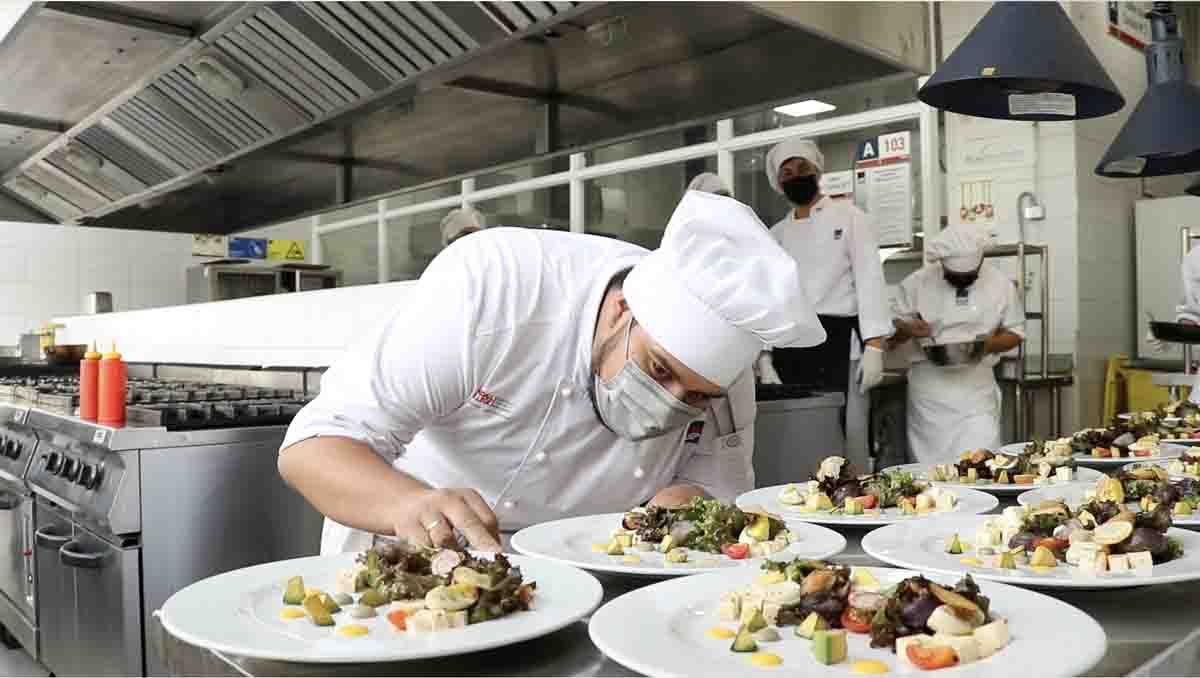 RESTORÁN DIDÁCTICO DIRIGIDO POR ESTUDIANTES DE AIEP RECIBE LA VISITA DE TRES CRONISTAS GASTRONÓMICOS PARA DEGUSTAR SUS PREPARACIONES 2