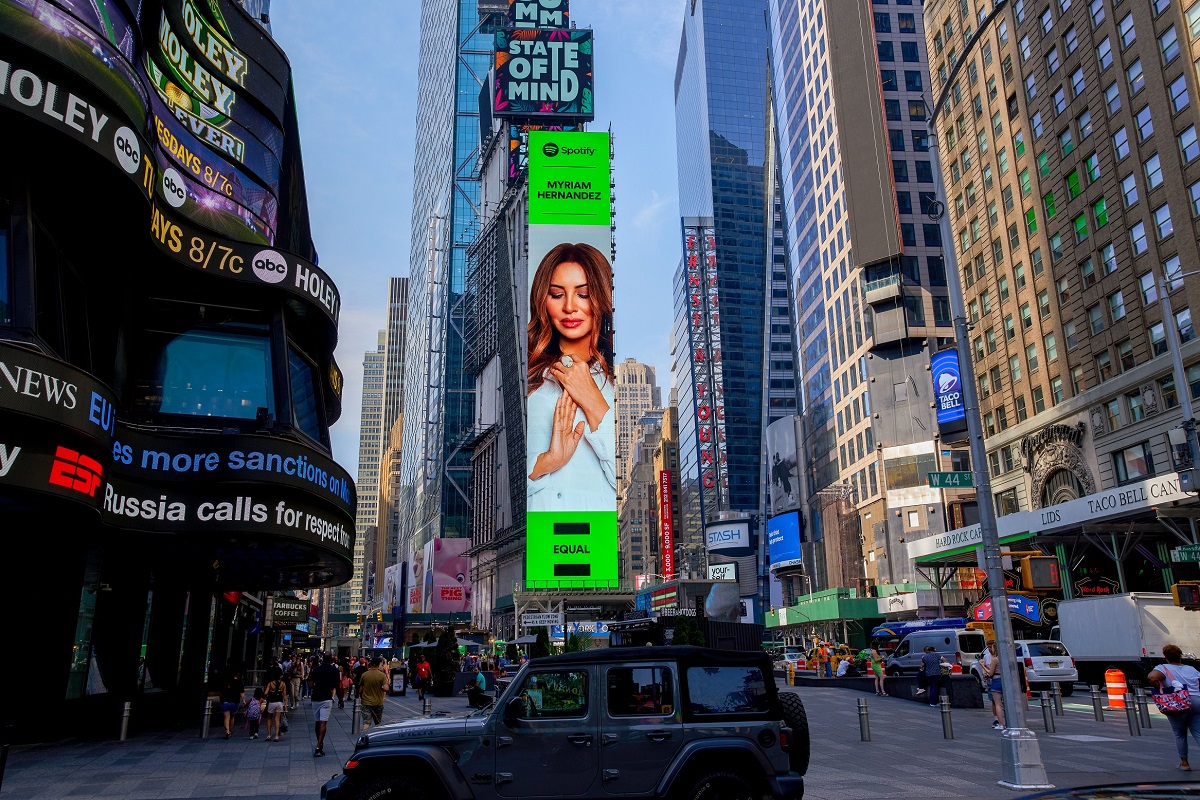 MYRIAM HERNÁNDEZ DESTACA EN PORTADA DE TIMES SQUARE EN NUEVA YORK