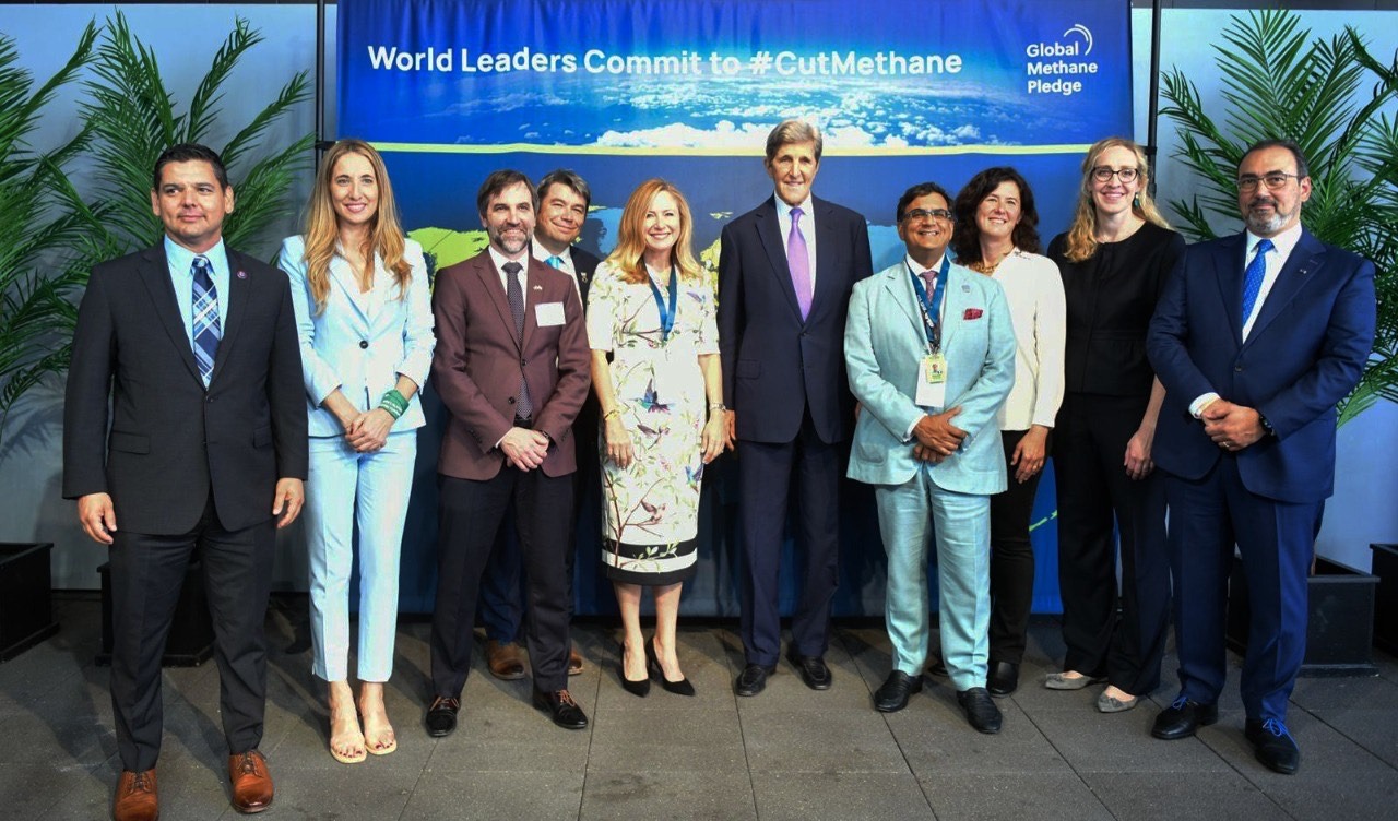 SECRETARIO JOHN KERRY Y CEO DEL GLOBAL METHANE HUB MARCELO MENA LIDERAN ENCUENTRO DONDE SE ANUNCIAN ACCIONES PARA APOYAR COMPROMISO DE AMÉRICA CON EL GLOBAL METHANE PLEDGE