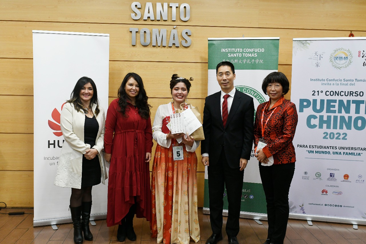 Estudiante del Instituto Confucio Santo Tomás representará a Chile en concurso de idioma chino mandarín Ganadora y autoridades Puente Chino 2022 Instituto Confucio Santo Tomas