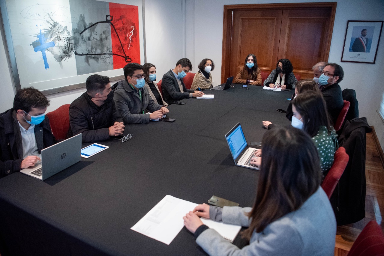 CNTV INAUGURA AGENDA PARA IMPULSAR EL DESARROLLO DE CANALES COMUNITARIOS EN TODO CHILE Foto mesa trabajo desarrollo tv comunitaria