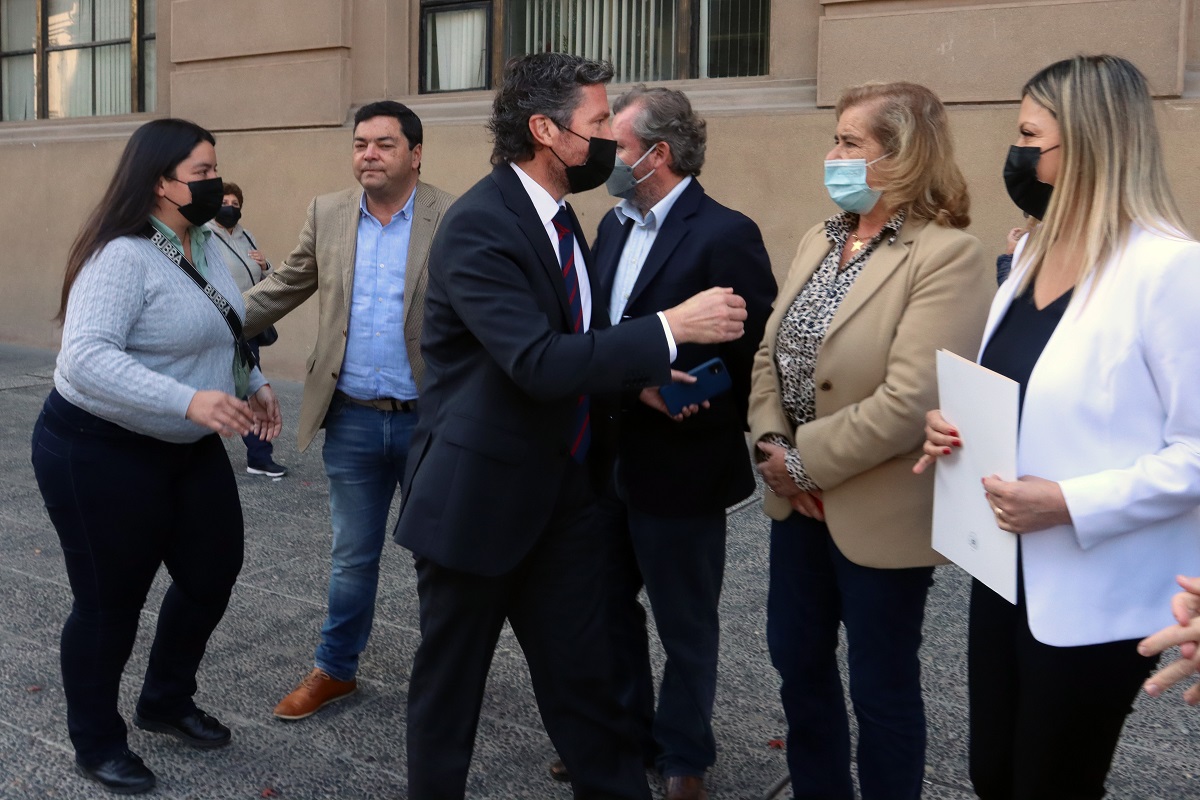 DIPUTADOS ROMERO Y CORNEJO ACUDEN A LA MONEDA PARA SOLICITARLE AL PRESIDENTE BORIC AUMENTAR MONTO DE LA PENSIÓN GARANTIZADA UNIVERSAL 3
