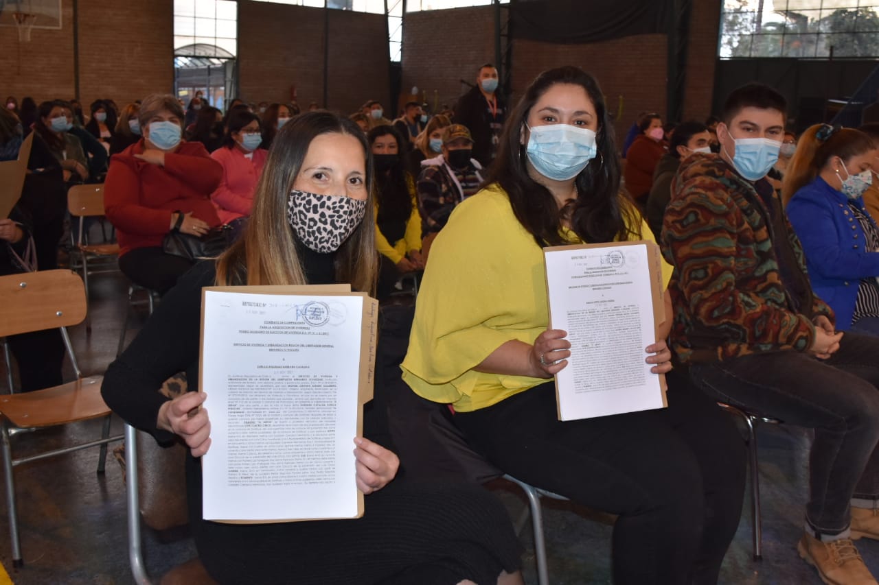 FAMILIAS DEL CONJUNTO SANTA CATALINA III DE DOÑIHUE RECIBEN LAS ESCRITURAS DE SUS VIVIENDAS ESCRITURAS 3