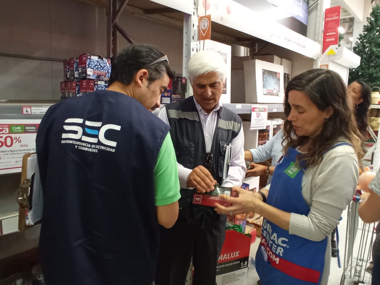 SEC FISCALIZA VENTA DE GUIRNALDAS PARA VERIFICAR QUE SÓLO SE VENDAN PRODUCTOS CERTIFICADOS 2