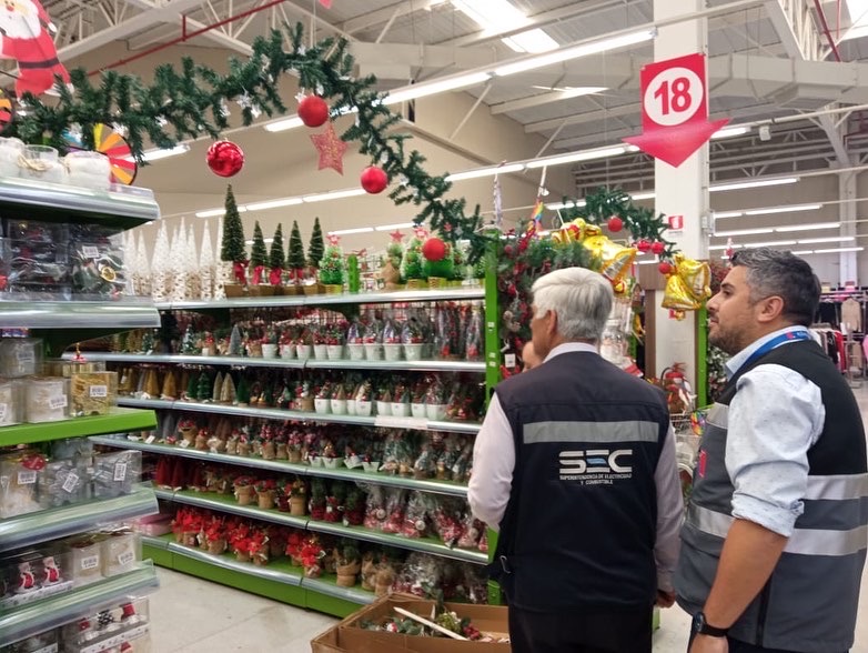 SEC FISCALIZA VENTA DE GUIRNALDAS PARA VERIFICAR QUE SÓLO SE VENDAN PRODUCTOS CERTIFICADOS AAAA