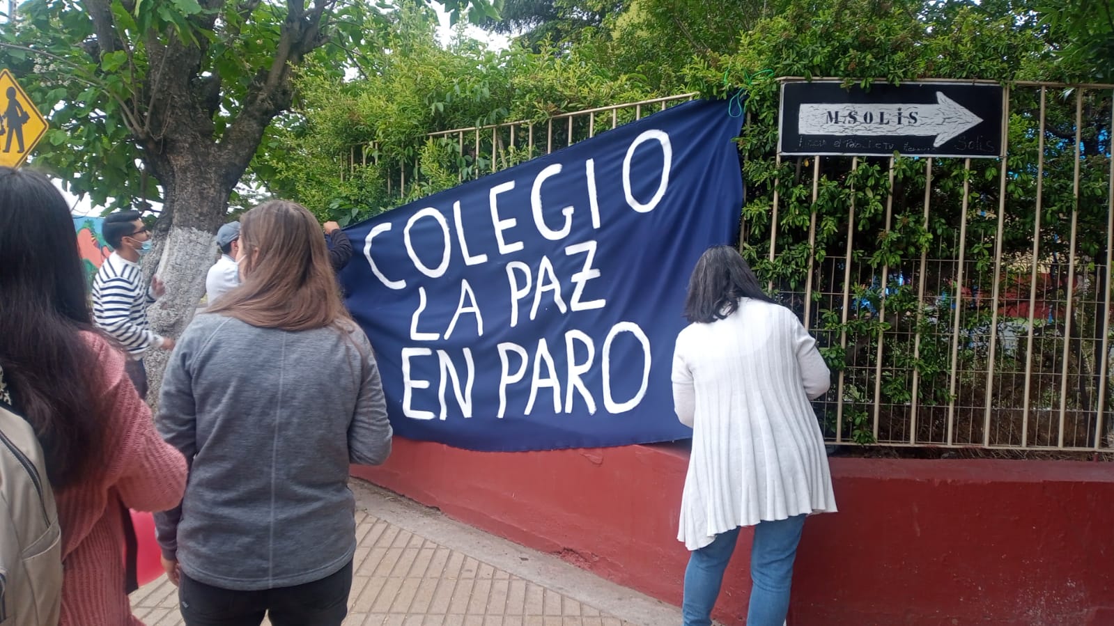 EMBLEMÁTICO COLEGIO DE RENGO INICIA PARO ANTE POR ABUSO Y MALTRATO LABORAL. ACUSAN QUE ALCALDE CARLOS SOTO SE NIEGA AL DIÁLOGO