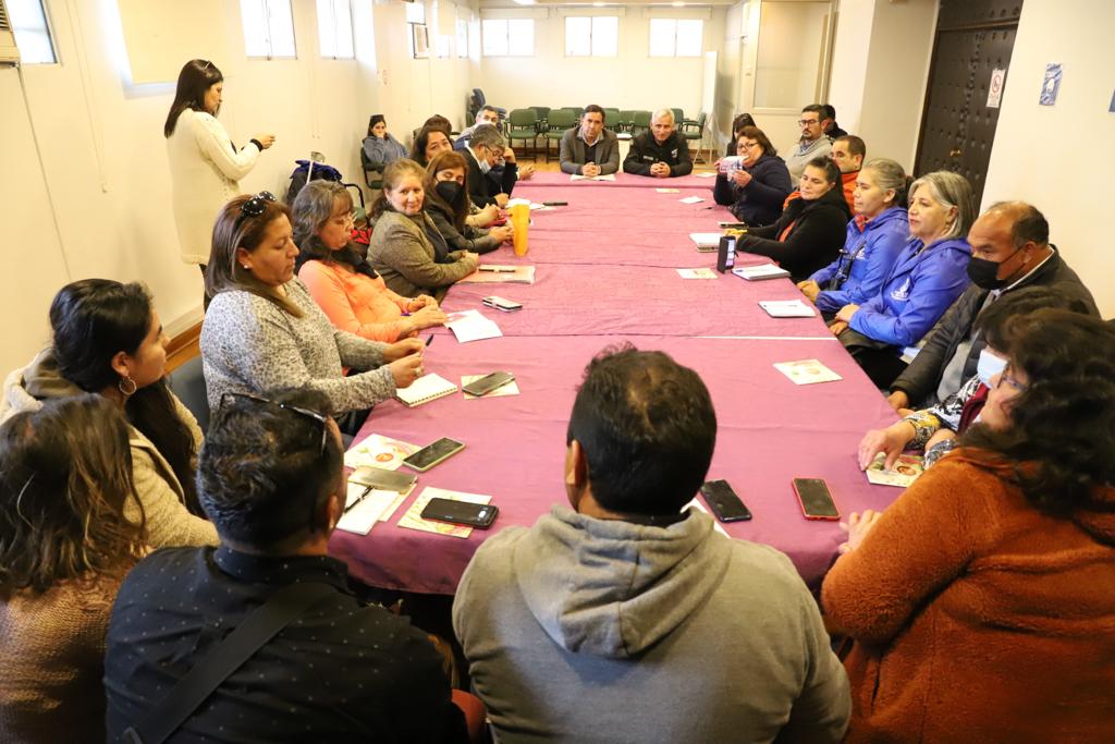 GOBERNADOR REGIONAL Y DIRECTOR DE SERCOTEC SE REÚNEN CON DIRIGENTES DE FERIAS LIBRES DE LA REGIÓN PARA EVALUAR NUEVO PROGRAMA EN SU APOYO CON RECURSOS FNDR 2