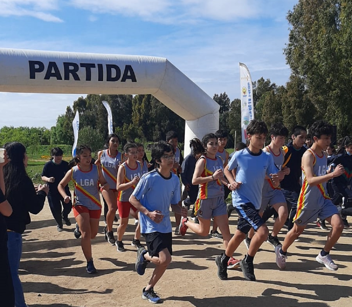 SANTA CRUZ 200 ESCOLARES CORRIERON POR LA ESPERANZA DE UNA MEJOR SALUD MENTAL 1