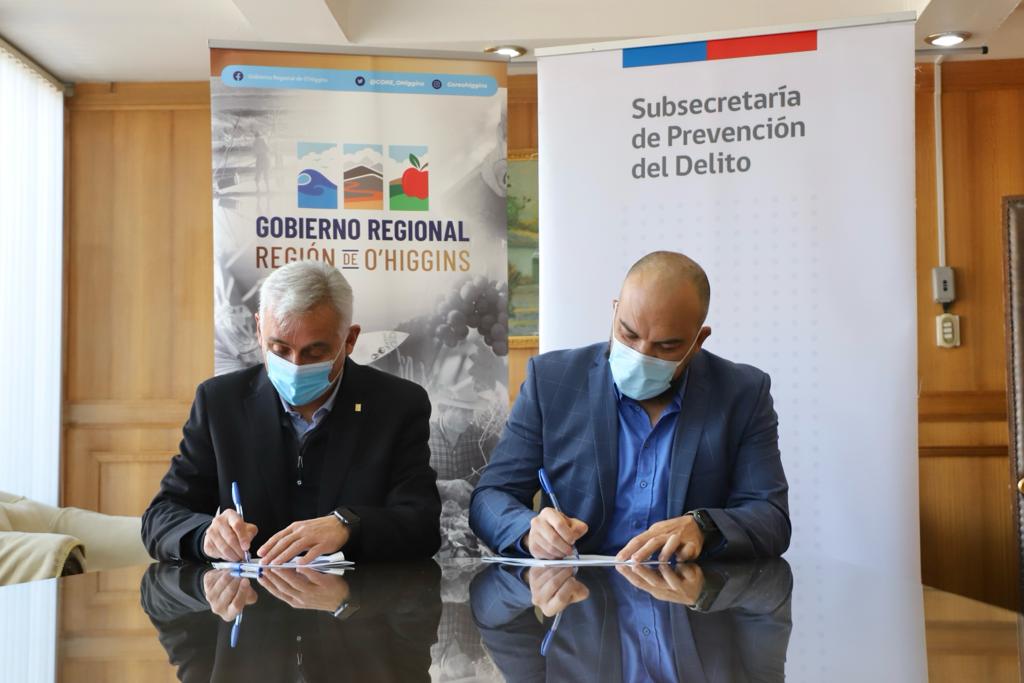 GOBERNADOR REGIONAL Y SUBSECRETARIO DE PREVENCIÓN DEL DELITO FIRMAN CONVENIO PARA MEJORAR SEGURIDAD PÚBLICA EN OHIGGINS FIRMA