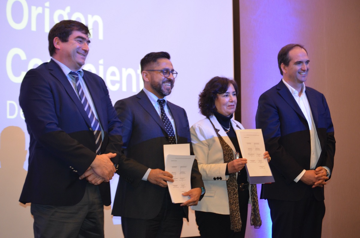 PRODUCTORES AVÍCOLAS IMPLEMENTARÁN ESTÁNDAR DE SUSTENTABILIDAD PARA FORTALECER SU COMPETITIVIDAD Firma APL aves agosto 2022