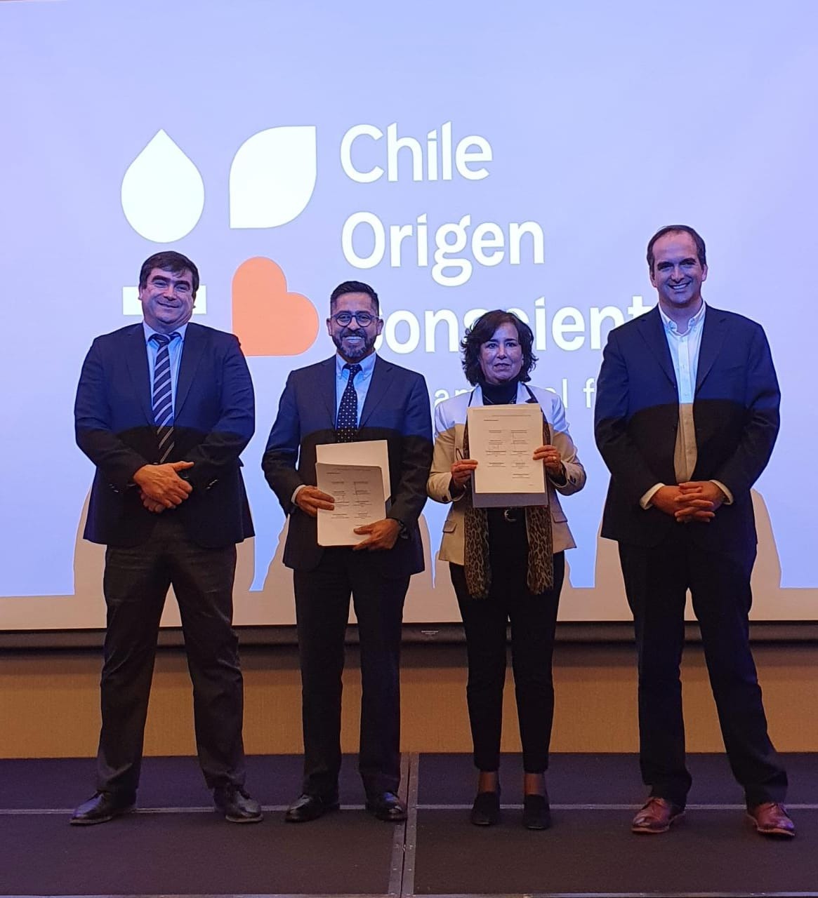 PRODUCTORES AVÍCOLAS IMPLEMENTARÁN ESTÁNDAR DE SUSTENTABILIDAD PARA FORTALECER SU COMPETITIVIDAD Firma APL avícola Chilecarne Odepa ASCC