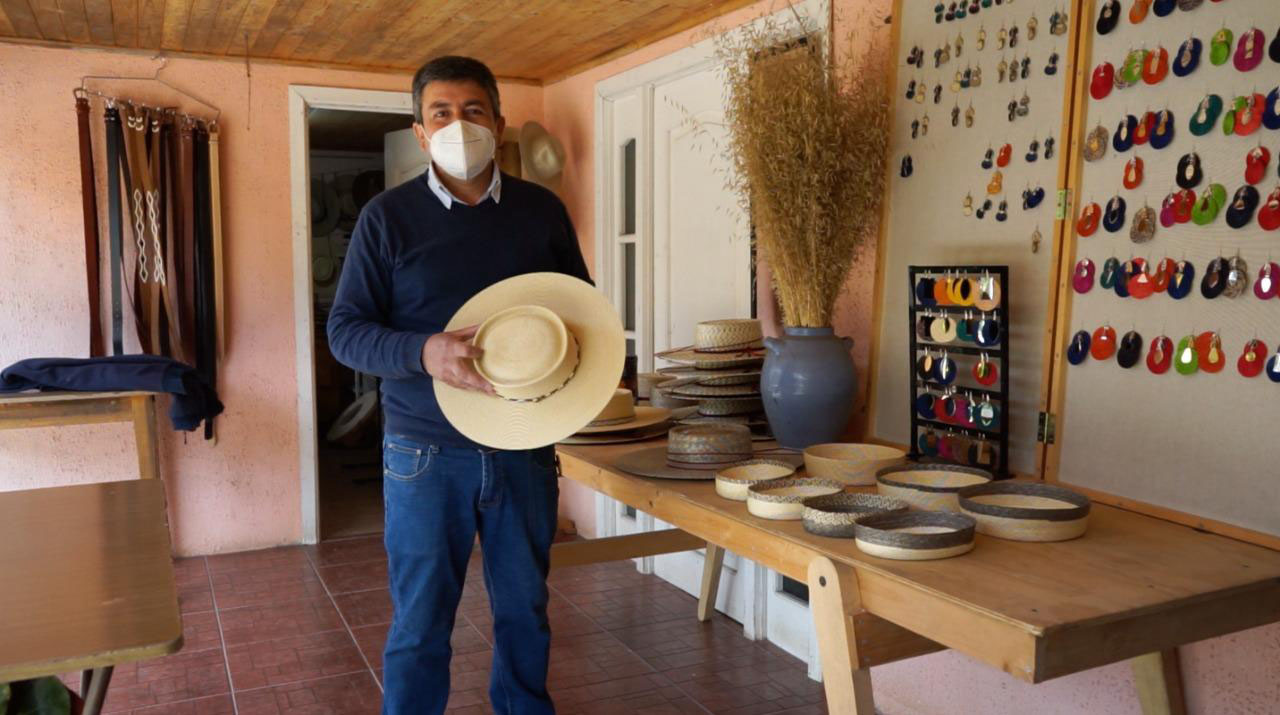 ARTESANO NIBALDO MUÑOZ MANTIENE LA TRADICIÓN DE CONFECCIONAR NBSPCHUPALLAS EN SU TALLER DE ADOBE EN SANTA CRUZ Nibaldo Muñoz