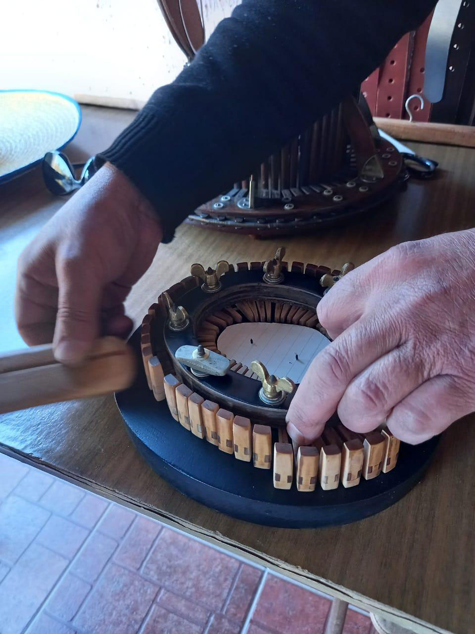 ARTESANO NIBALDO MUÑOZ MANTIENE LA TRADICIÓN DE CONFECCIONAR NBSPCHUPALLAS EN SU TALLER DE ADOBE EN SANTA CRUZ artesano